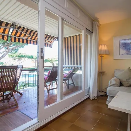 Sleeps 6 Pool Apartament